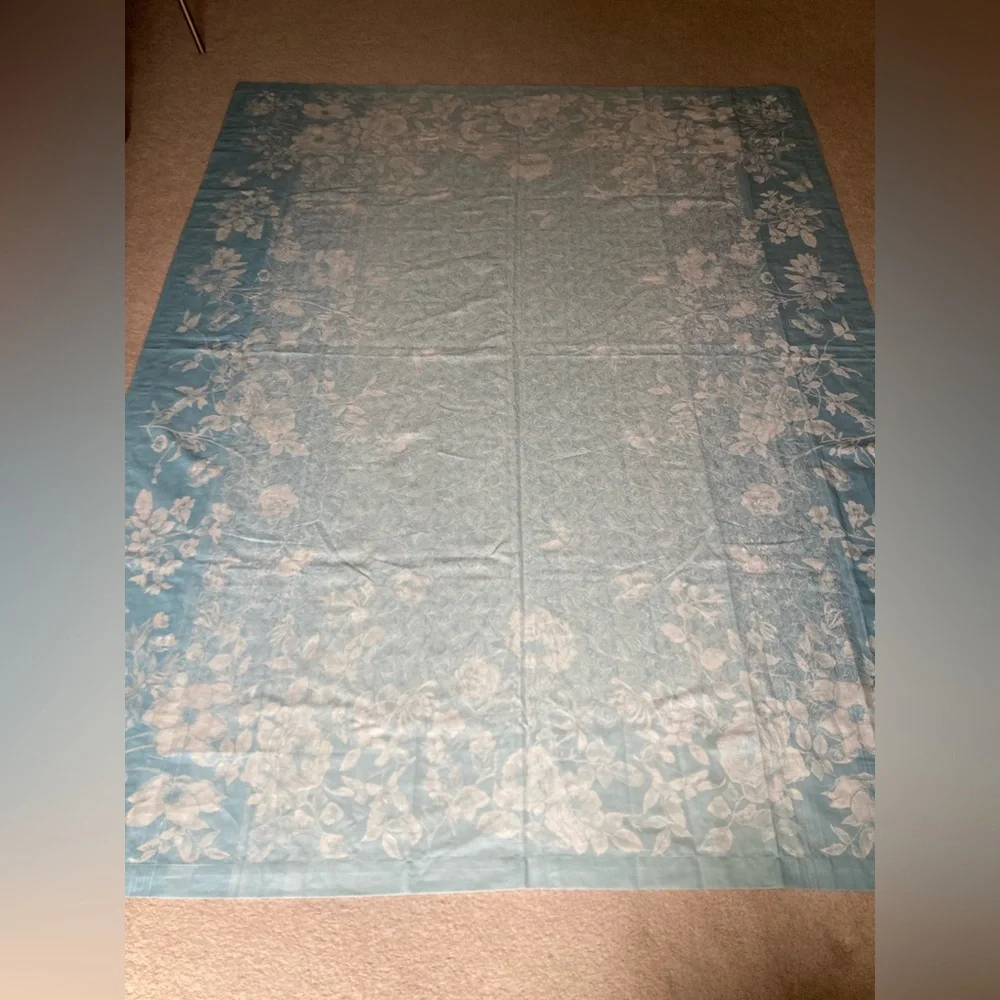Williams Sonoma linen blend tablecloth 70 x 90”